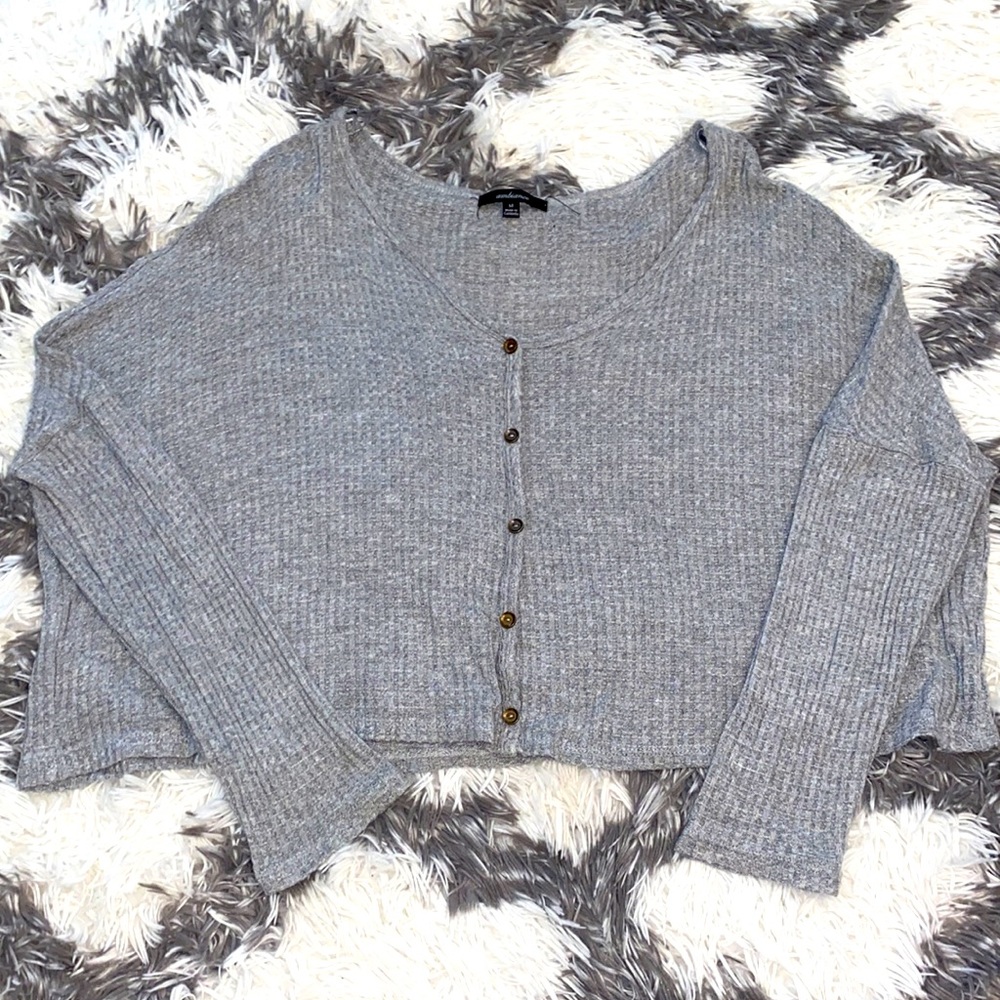 Gray button detail cropped tee